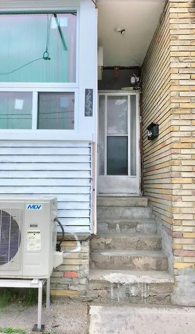 Quadruple Private Room With Netflix & Laundry, Balcony & Self Check-In Toronto