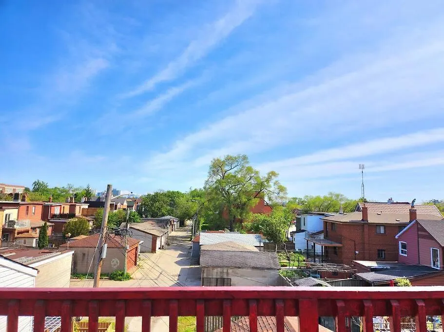Homestay Quadruple Private Room With Netflix & Laundry, Balcony & Self Check-In Toronto