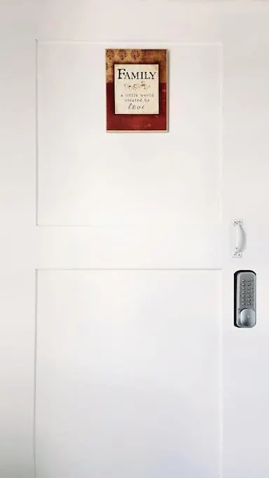 Homestay Quadruple Private Room With Netflix & Laundry, Balcony & Self Check-In Toronto Canada