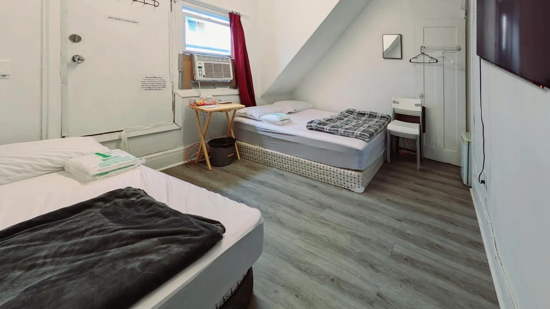 Quadruple Private Room With Netflix & Laundry, Balcony & Self Check-In Toronto